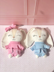 Sonaja en forma de conejo con moño en tono rosa (15 cm)