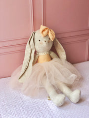 Conejo de tela beige con tutú salmón