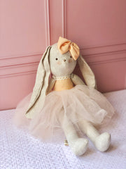 Conejo de tela beige con tutú salmón