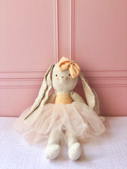 Conejo de tela beige con tutú salmón