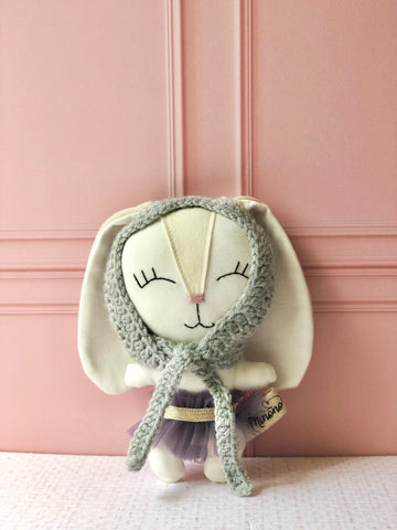 Sonaja conejita con gorro en tonos gris morado (15 cm)