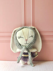 Sonaja conejita con gorro en tonos gris morado (15 cm)