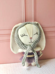 Sonaja conejita con gorro en tonos gris morado (15 cm)