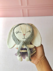 Sonaja conejita con gorro en tonos gris morado (15 cm)