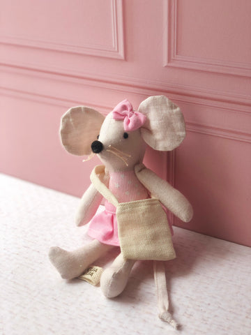 Ratoncita de los dientes en tonos rosa