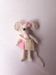 Ratoncita de los dientes en tonos rosa