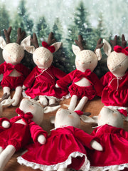 Reno navideño grande con traje de terciopeli