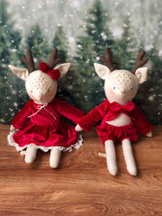 Reno navideño grande con traje de terciopeli