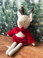 Reno navideño grande con traje de terciopeli