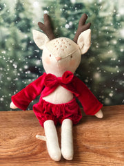 Reno navideño grande con traje de terciopeli