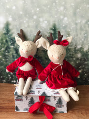 Reno navideño grande con traje de terciopeli