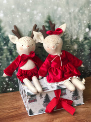 Reno navideño grande con traje de terciopeli