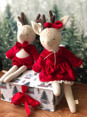 Reno navideño grande con traje de terciopeli