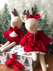 Reno navideño grande con traje de terciopeli