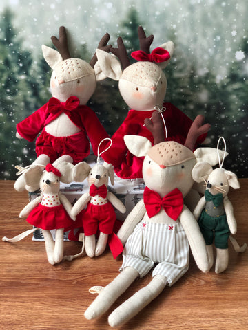 Reno navideño grande con traje de terciopeli