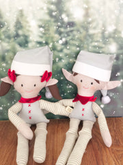 Duende niño elf navideño en tonos neutros pelo cafe obscuro