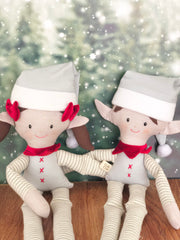 Duende niño elf navideño en tonos neutros pelo cafe obscuro