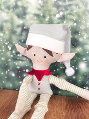 Duende niño elf navideño en tonos neutros pelo cafe obscuro