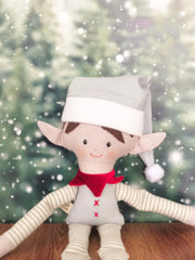 Duende niño elf navideño en tonos neutros pelo cafe obscuro