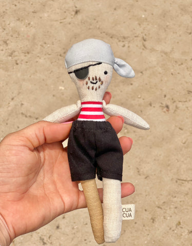 Pirata con camisa de rayas rojas