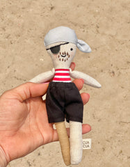 Pirata con camisa de rayas rojas