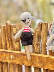 Pirata con camisa de rayas rojas