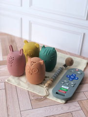 Gift bag entretenimiento en tonos coloridos (portachupón a elegir)