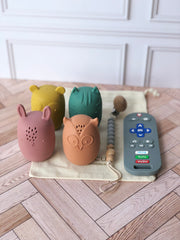 Gift bag entretenimiento en tonos coloridos (portachupón a elegir)