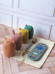 Gift bag entretenimiento en tonos coloridos (portachupón a elegir)