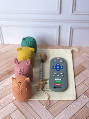 Gift bag entretenimiento en tonos coloridos (portachupón a elegir)