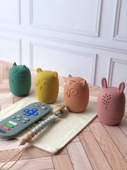 Gift bag entretenimiento en tonos coloridos (portachupón a elegir)