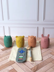 Gift bag entretenimiento en tonos coloridos (portachupón a elegir)