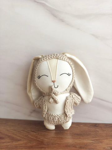 Sonaja conejito  con gorrito crochet en tono beige