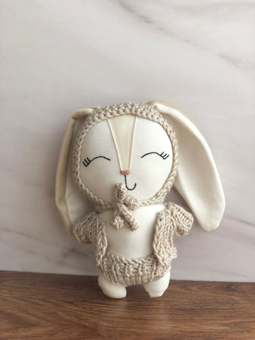 Sonaja conejito  con gorrito crochet en tono beige