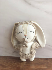 Sonaja conejito  con gorrito crochet en tono beige