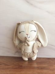 Sonaja conejito  con gorrito crochet en tono beige