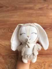 Sonaja conejito  con gorrito crochet en tono beige