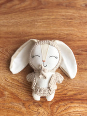 Sonaja conejito  con gorrito crochet en tono beige