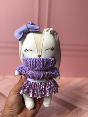 Coneja Lux chica con moño en tonos morados (20 cm)