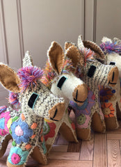 Burritos de lana bordados a mano