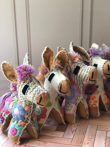 Burritos de lana bordados a mano