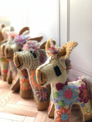 Burritos de lana bordados a mano