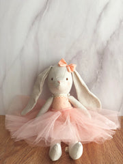 Conejo de tela beige con tutú salmón