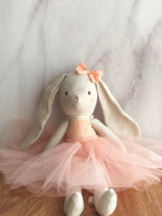 Conejo de tela beige con tutú salmón