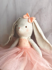 Conejo de tela beige con tutú salmón