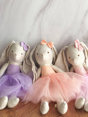 Conejo de tela beige con tutú salmón