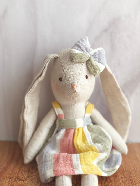 Coneja con vestido de rayas en tonos pasteles