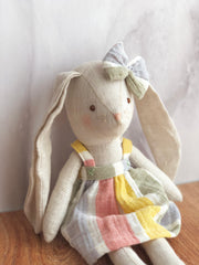 Coneja con vestido de rayas en tonos pasteles