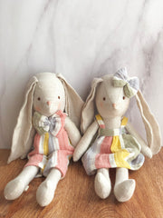 Coneja con vestido de rayas en tonos pasteles