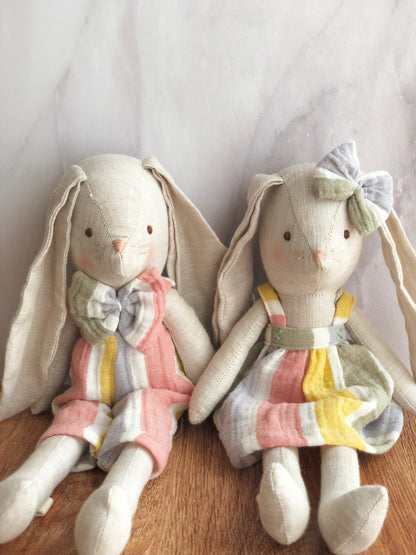 Conejo con overall de rayas en tonos pasteles